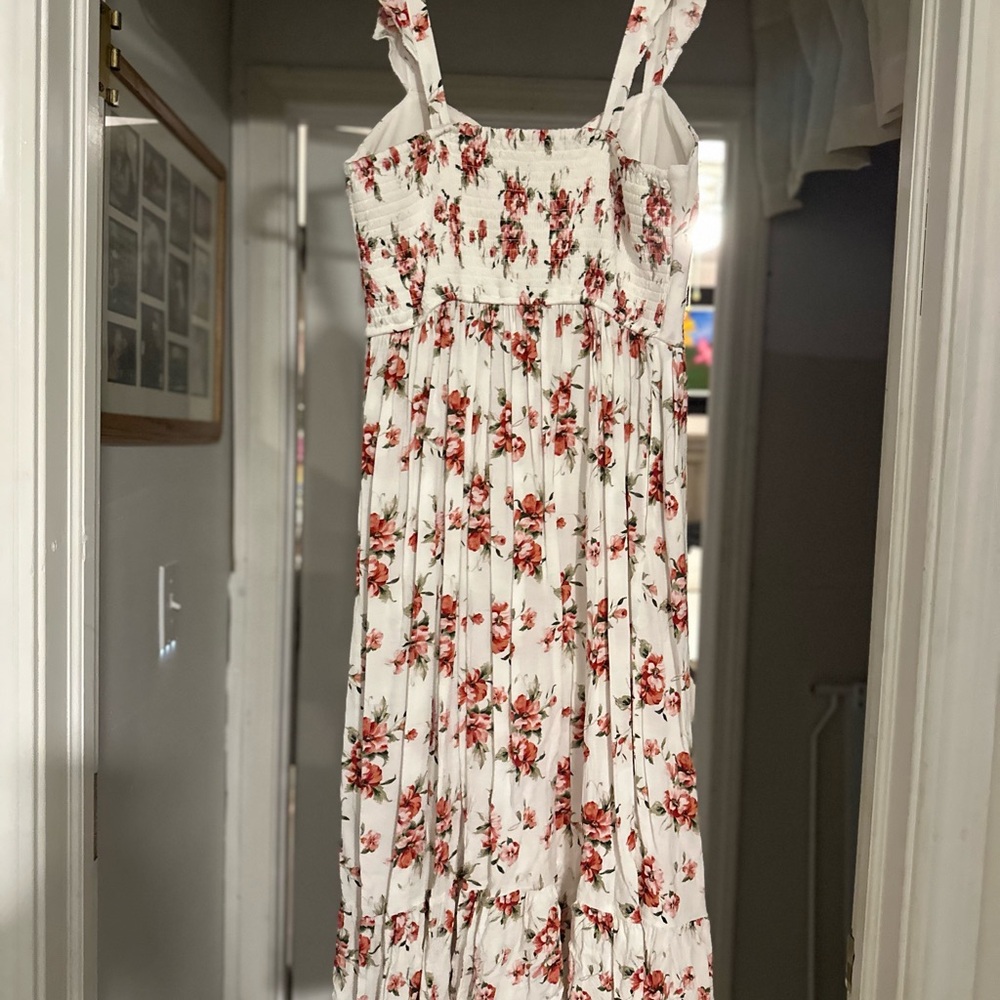 Chic Floral Maxi Dress in White and Red - Picture 2 of 3